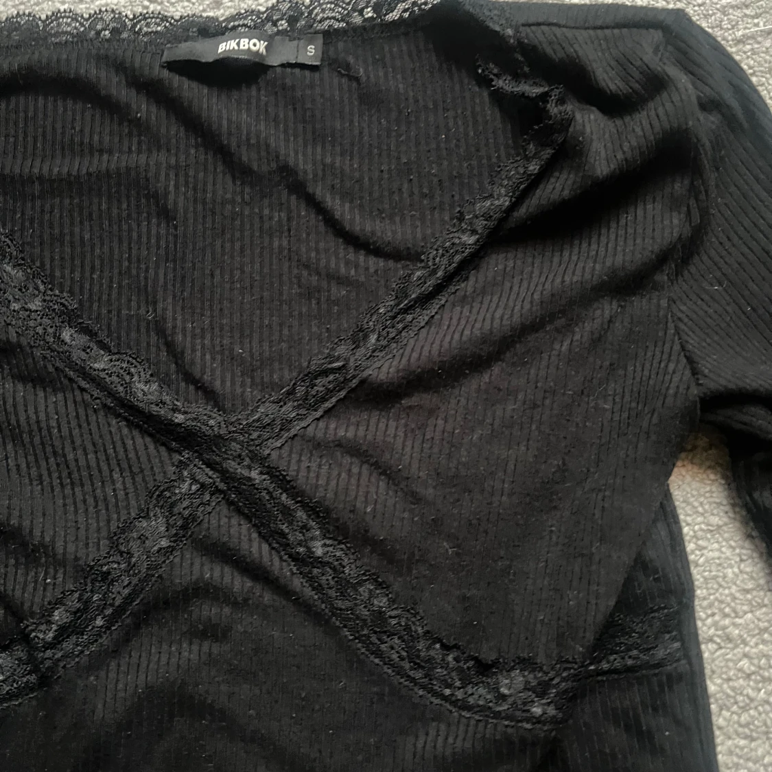 Svart ribbad topp från Bik Bok - 91