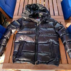 Moncler maya i storlek 2 (M) i nyskick