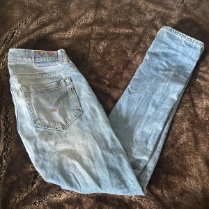 Dondup George Jeans - Säljer ett par ljusblå dondup jeans i modellen George. Stl 33 och passar mig som 185 bra. De är ganska slitna på vissa ställen men inget man märker av när de är på!