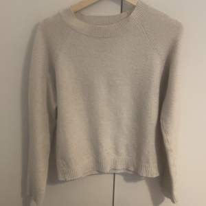 Säljer en superfin beige tröja från Vero Moda i storlek S. Den är perfekt för både höst och vinter med sin mysiga och varma känsla. Tröjan har långa ärmar och en ribbad kant vid halsen och ärmsluten. Passar perfekt till både jeans och kjol!