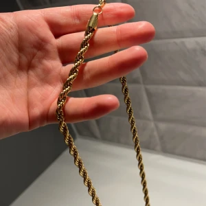 Halsband länk  - Säljer detta halsbandet helt oanvänt med förpackning , 7mm tjock . Längd 60cm. Rostfristål 