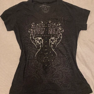 t-shirt hard rock - så cool tröja, säljer lite billigare då den saknar en massa stenar🫶🏻