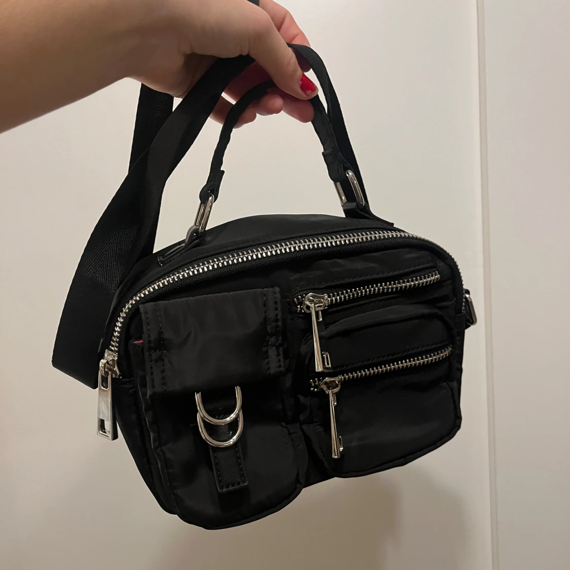 Svart axelväska med dragkedjor