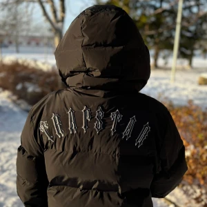 Svart trapstar pufferjacka old season  - Säljer en svart pufferjacka från Trapstar, de M storlek tror den me passar S oså även den e andvänd men ba par gånger ser ren ut ena knäppfickan knappen är av men de syns knappast ens och lappen som koma me jackan finns inte kvar för har haft den nu i typ 2 år men inte andvänt den riktigt mycket 