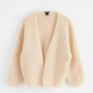 Trendig kofta från Lindex  - Supermysig beige kofta från Lindex i ett fluffigt material. Perfekt för kyliga dagar. Helt oanvänd där av pris! Som såklart går att diskutera ❤️