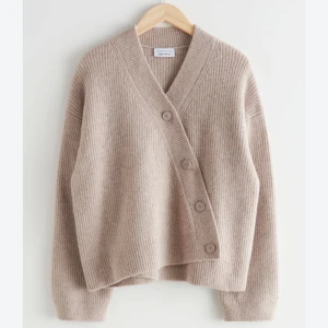 Beige stickad kofta från & Other Stories - Mysig beige stickad kofta från & Other Stories i ett mjukt material. Perfekt för kyliga höst- och vinterdagar. Passar både till vardags och lite finare tillfällen. 🧥✨Den är helt slutsåld på hemsidan och nypris är 1100kr 🩷