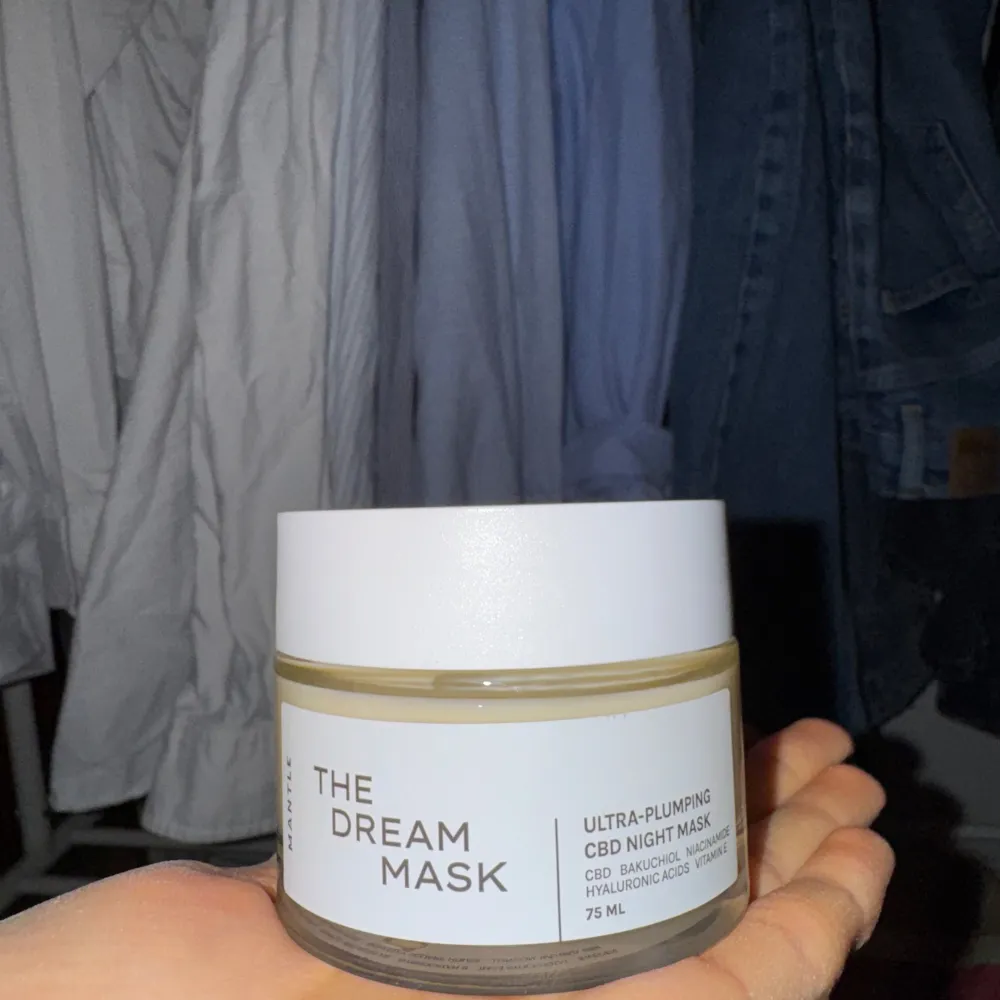 The Dream Mask är en ultra-plumping CBD nattmask med hyaluronsyra. Den kommer i en stilren burk på 75 ml med vit etikett och lock. Perfekt för att återfukta och ge huden en boost under natten.. Skönhet.