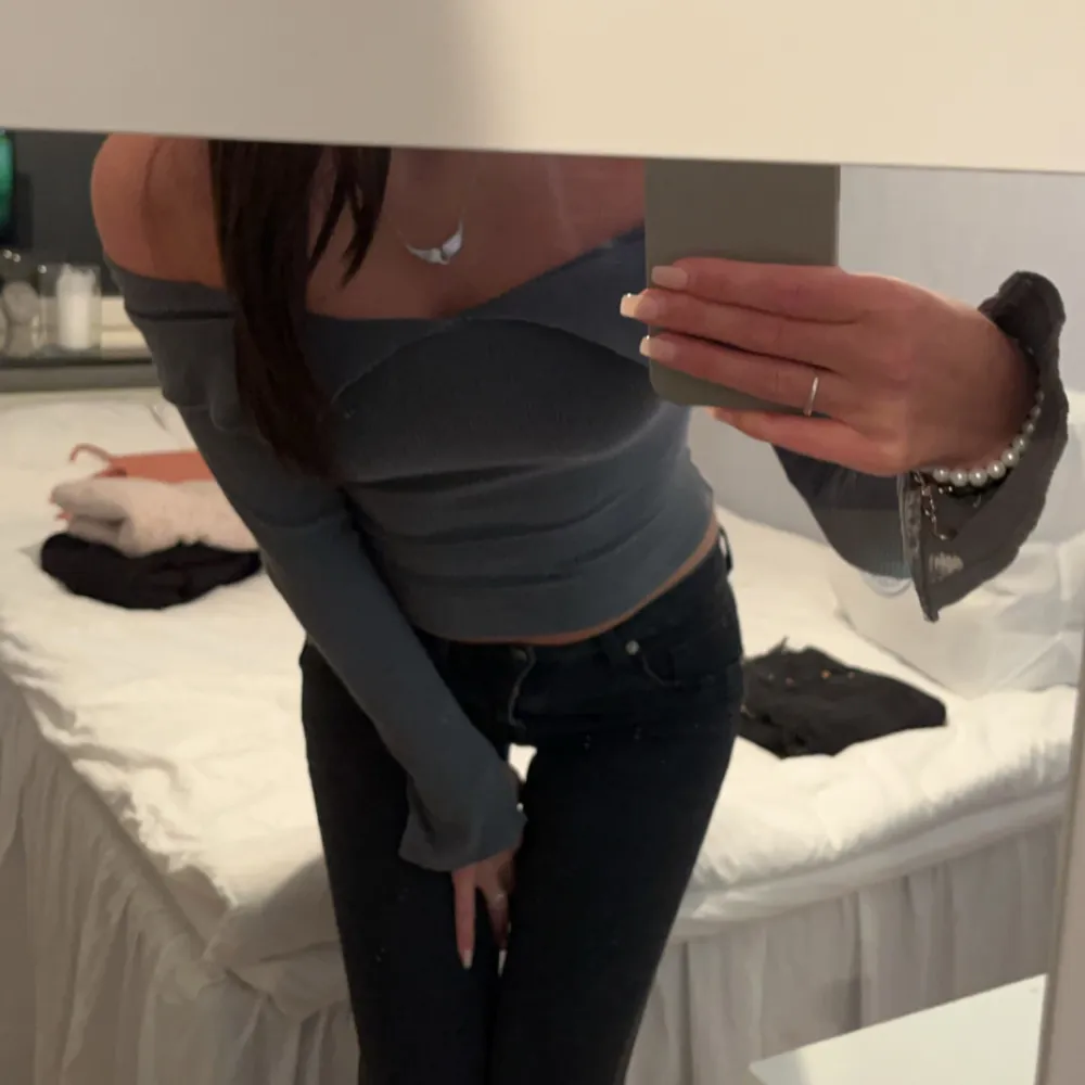 Utsåld mörkgrå off shoulder tröja med slit vid ärmarna från H&M. Använd vid ett tillfälle så som ny. Nypris 249kr. Säljer då den inte kommer till användning. Tryck gärna på köp nu. . Toppar.