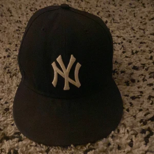 Old school new york yankee keps - Säljer en yankee keps från 90 talet, bra skick inte använd mycket. Storlek 7 1/2 (59.6 cm).