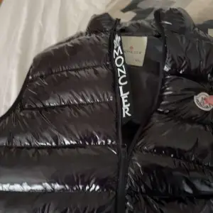 Säljer min moncler väst då jag ej vill ha den längre och har bytt klädstil vill inte ha så mycket för den utan mest bara få den såld. Storleken sitter som L/XL 