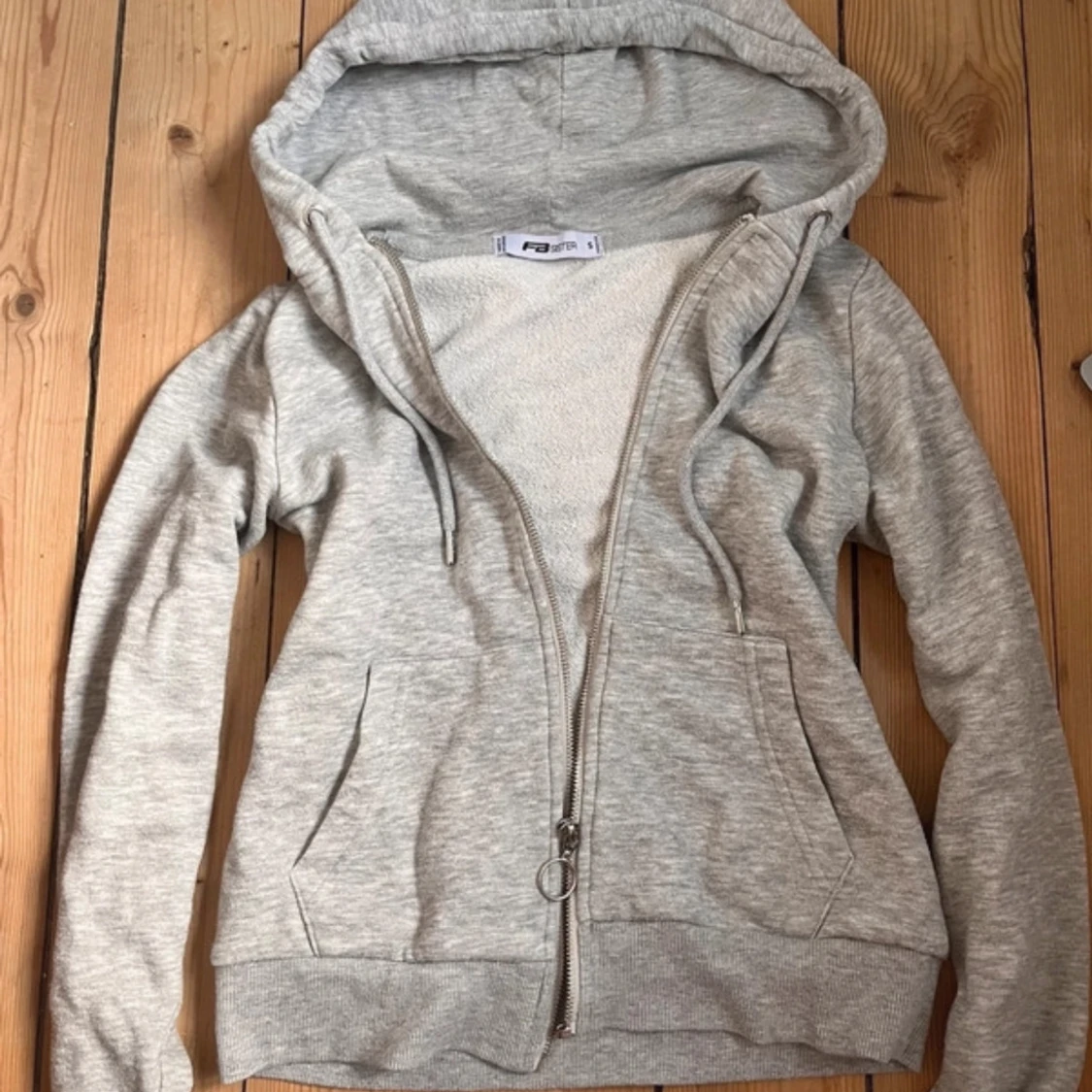 Grå zipup 