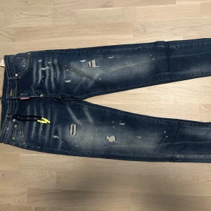 Dsq oanvända!!! - Tjenare letar du efter dsq så har du kommit rätt här finns ett par dsq helt nya aldrig använda köpte dem o dem passa inte så valde att sälja dem så någon där ute använder dem istället än dem ska stå här hemma utan användning!