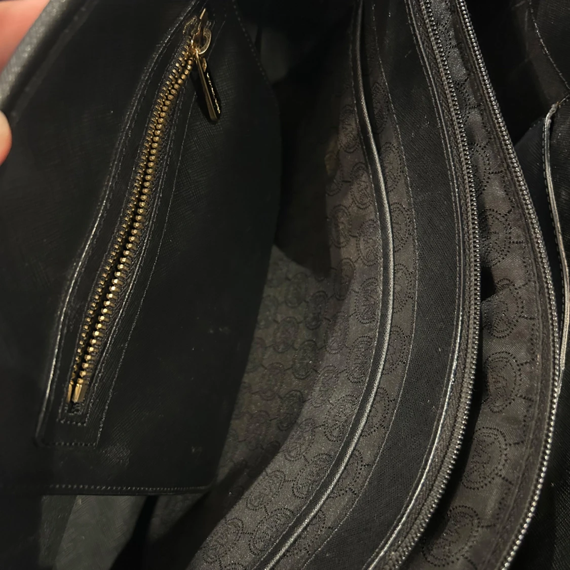 Svart axelväska från Michael Kors - 93