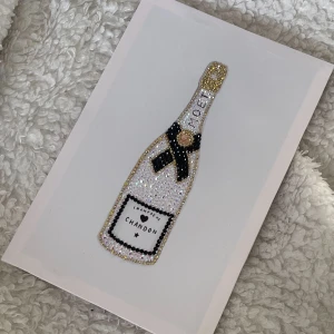 Glittrig champagneflaska dekoration - Välj mellan: 	•	DIY-kit: 200 kr Innehåller allt du behöver – lim, vaxpenna, diamanter och en canvas med motiv – för att skapa ditt eget konstverk. 	•	Färdig tavla: 200 kr För dig som vill ha en färdigställd, glittrande tavla att direkt hänga upp. 📩 Skicka ett DM för att beställa! 💕 