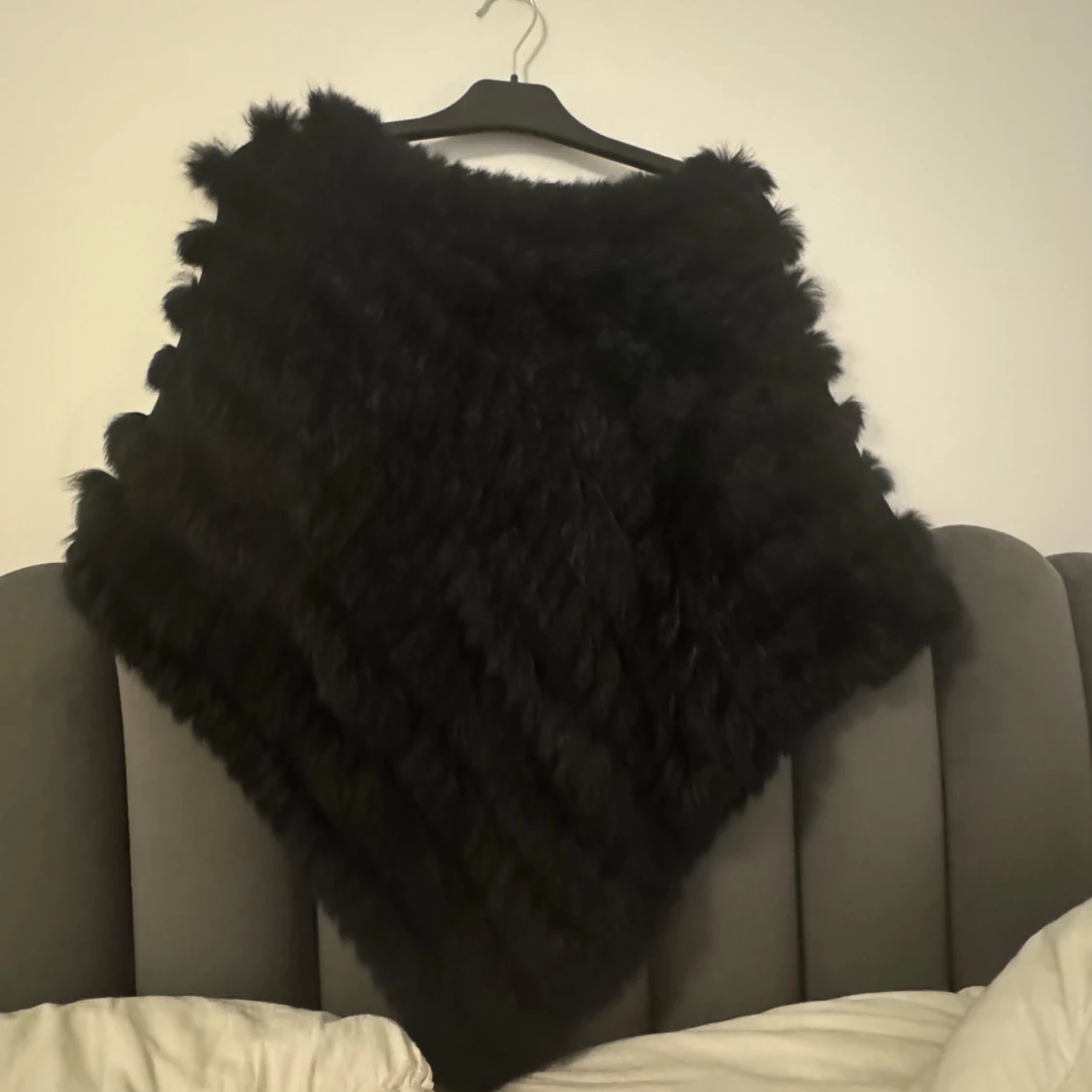 Svart pälsponcho från Hollies