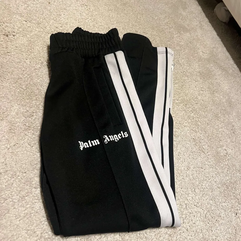 Palm angels byxor i storlek Xs (passar även S) äkta köpta på farfetch kvitto finns! Pris kan diskuteras!. Jeans & Byxor.