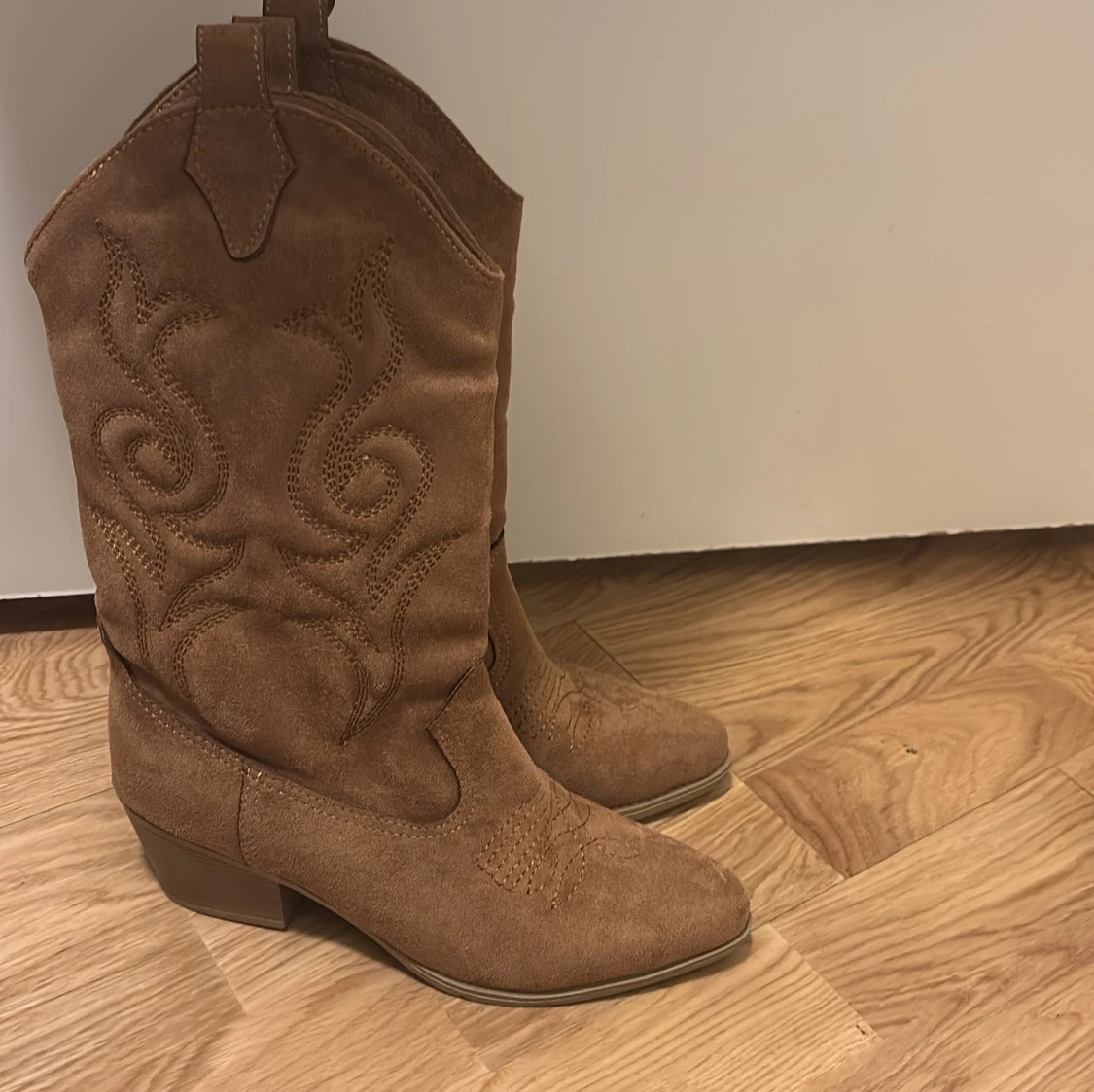 Bruna mocka cowboy boots