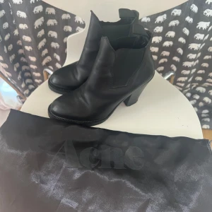 Star boots Acne - Säljer ett par stilrena svarta boots från Acne i skinn. De har en elegant design med spetsig tå och en bekväm klack. Perfekta för både vardag och fest. Skorna är i mycket bra skick och kommer med originalpåse. Priset går att diskutera 💘obs; en liten storlek så mer en 39!