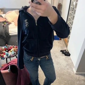 Juicy Couture hoodie ❤️ - Ascool och jättemysig Juicy Couture zip-up hoodie❤️Står att den är storlek 14/15 men passar xs/s ❤️Jättebra skick, saknar bara två paljetter på framsidan, men det syns nästan inte 💕pris går att diskutera vid snabb affär 🥰hör av er vid några frågor♥️