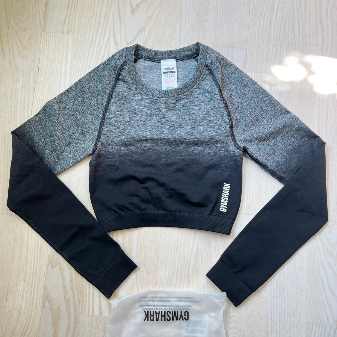 Grå och svart croppad tröja från Gymshark