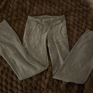 Juicy byxor - Ett par ljusgråa juicy byxor båda knapparna på snörerna är kvar och alla knappar🌸 pris kan diskuteras