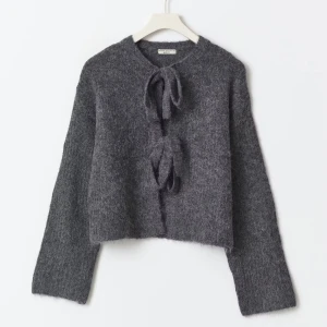 Grå kofta med knytband - Superfin grå kofta i mjukt material med knytband framtill. Aldrig använd prislapp kvar. Köpte för 399 säljer för 300kr