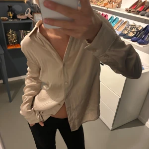 Beige skjorta - Säljer en stilren beige skjorta.