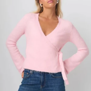 Rosa omlottkofta - Superfin rosa omlottkofta som är perfekt för mysiga dagar. Den är mjuk och har ett knytband i midjan för en snygg passform. Långärmad och i ett härligt material som känns lyxigt mot huden. Passar perfekt till både vardag och lite finare tillfällen. 💖 Helt slutsåld därför priset💕