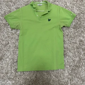 Lyle & Scott Pikétröja - Säljer en snygg grön pikétröja från Lyle & Scott i storlek M. Perfekt för både vardag och festliga tillfällen. Passar bra till jeans eller shorts för en avslappnad stil. Kontakta mig privat för fler frågor!