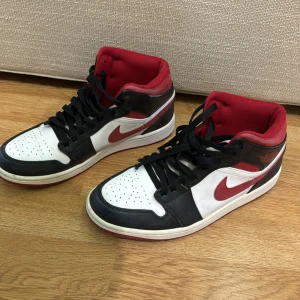 Nike Air Jordans i svart, vitt och rött - Säljer ett par Nike Air Jordans i klassisk färgkombination av svart, vitt och rött. Skorna har snörning och är i bra skick med en cool design. Perfekta för både vardag och fest! 🏀