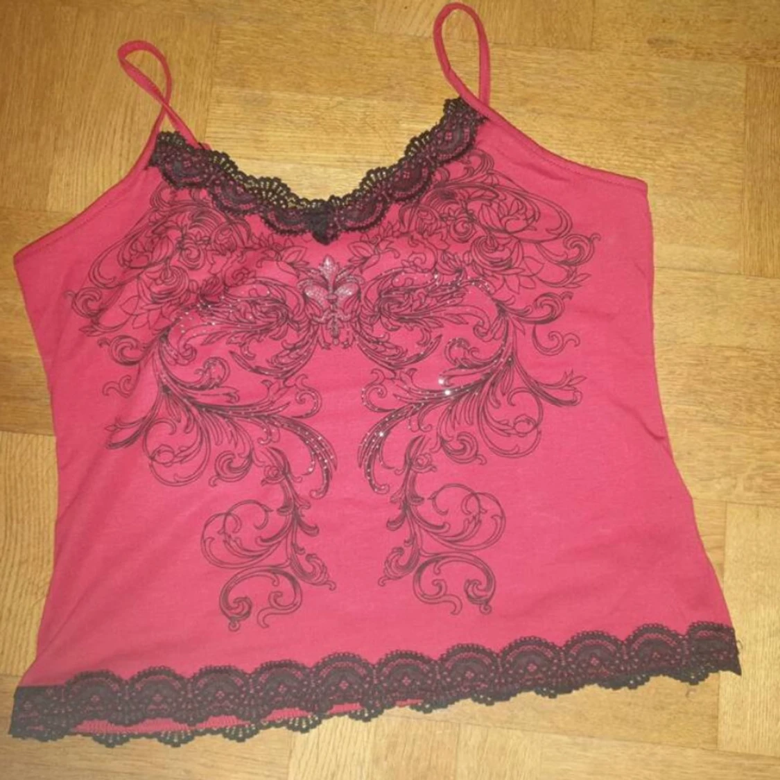 Röd linne med spetsdetaljer - 91