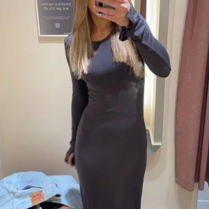 Svart långärmad klänning från Gina Tricot - Säljer en jättefin svart långärmad klänning från Gina Tricot i storlek XXS som endast är använd en julafton. Klänningen passar från xxs till S som jag normalt sätt har. Materialet är mjukt och stretchigt, vilket gör den bekväm att bära hela dagen. Perfekt för både vardag och festliga tillfällen som jul❤️❤️