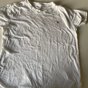 Gant T-shirt - Säljer en Gant t-shirt den ser väldigt skrynklig ut på bild men de är för den har legat i en påse ett tag men annars är de inga defekter på tröjan. 