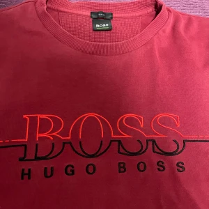 Hugo boss - Nyskick, 9/10 inga fläckor eller skador. Köpt för runt 1,450kr. Passar M perfekt 