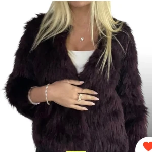 Vinröd pälsjacka - Säljer en supermjuk och fluffig vinröda pälsjacka. Jackan har en normal passform och långa ärmar. INTE MINA BILDER💕💕