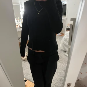 Svart långärmad tröja - Säljer en stilren svart långärmad tröja i bra skick. Perfekt för höst och vinter, med en tight passform som framhäver figuren. Tröjan är enkel men elegant, vilket gör den lätt att matcha med olika outfits.
