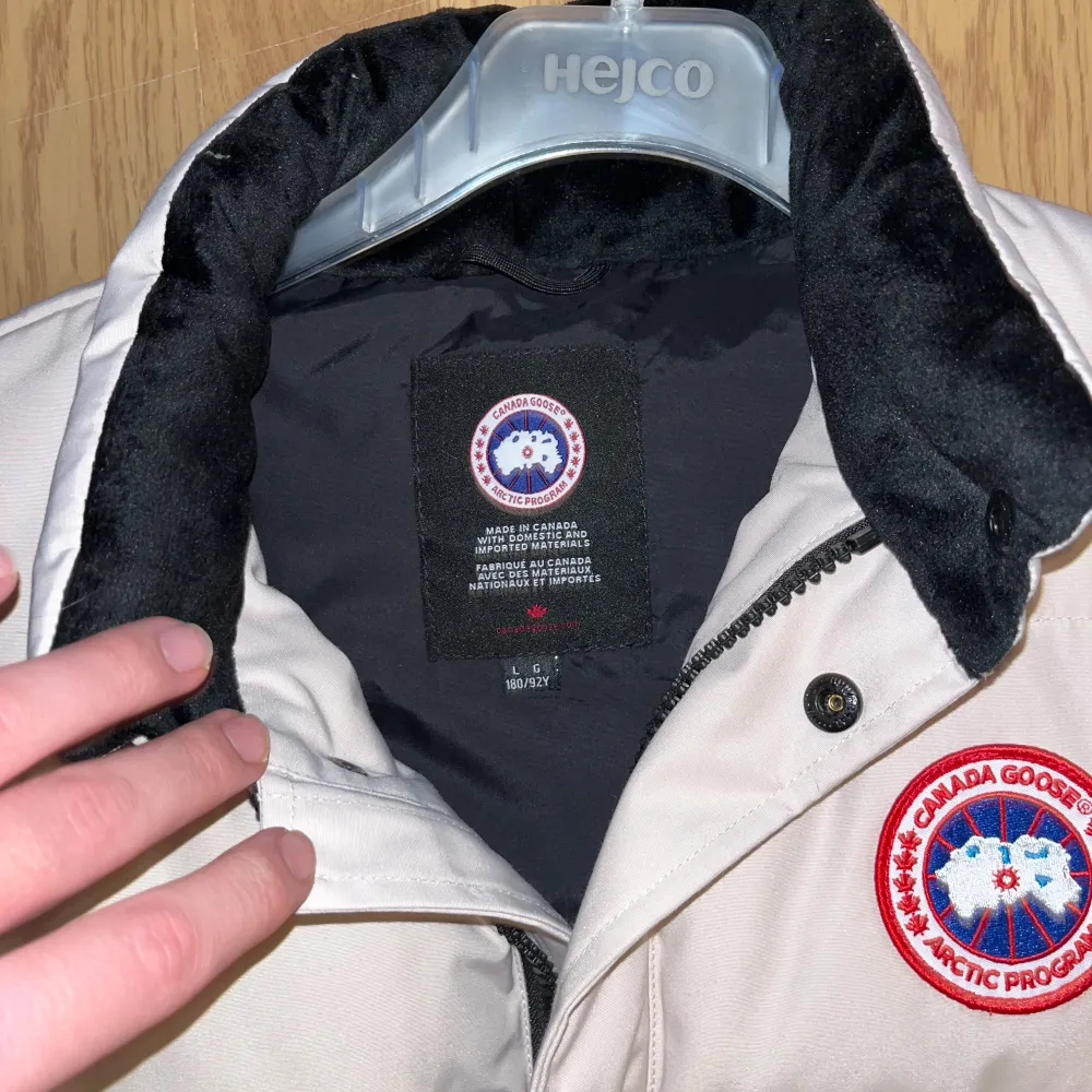 Tjock och varm Canada goose väst! Perfekt till vintern! mycket bra skick. Jackor.