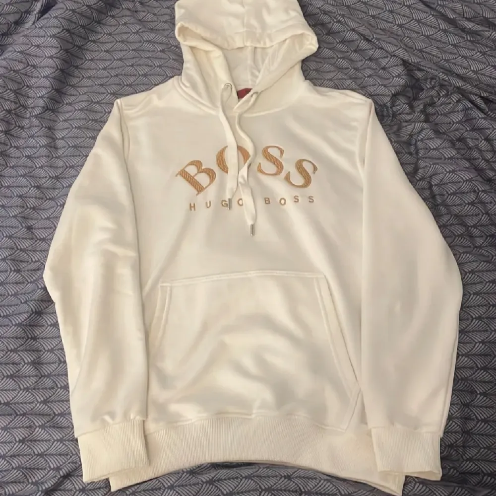 Säljer denna fina Hugo boss hoodie i extremt bra skick! Inga hål eller fläckar. Storlek M. Gammal modell som inte säljs eller finns att hitta nånstans. Snören är av men kan komma med om du köper.. Hoodies.