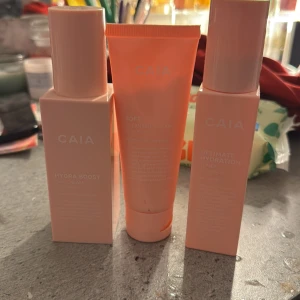 Hudvårdsprodukter från CAIA - Säljer tre fantastiska hudvårdsprodukter från CAIA. Förpackningarna är i en snygg ljusrosa färg. Inkluderar Hydra Boost Day Cream, Soft Cleansing Cream och Ultimate Hydration Serum. Perfekt för att hålla huden återfuktad och fräsch! 🌸