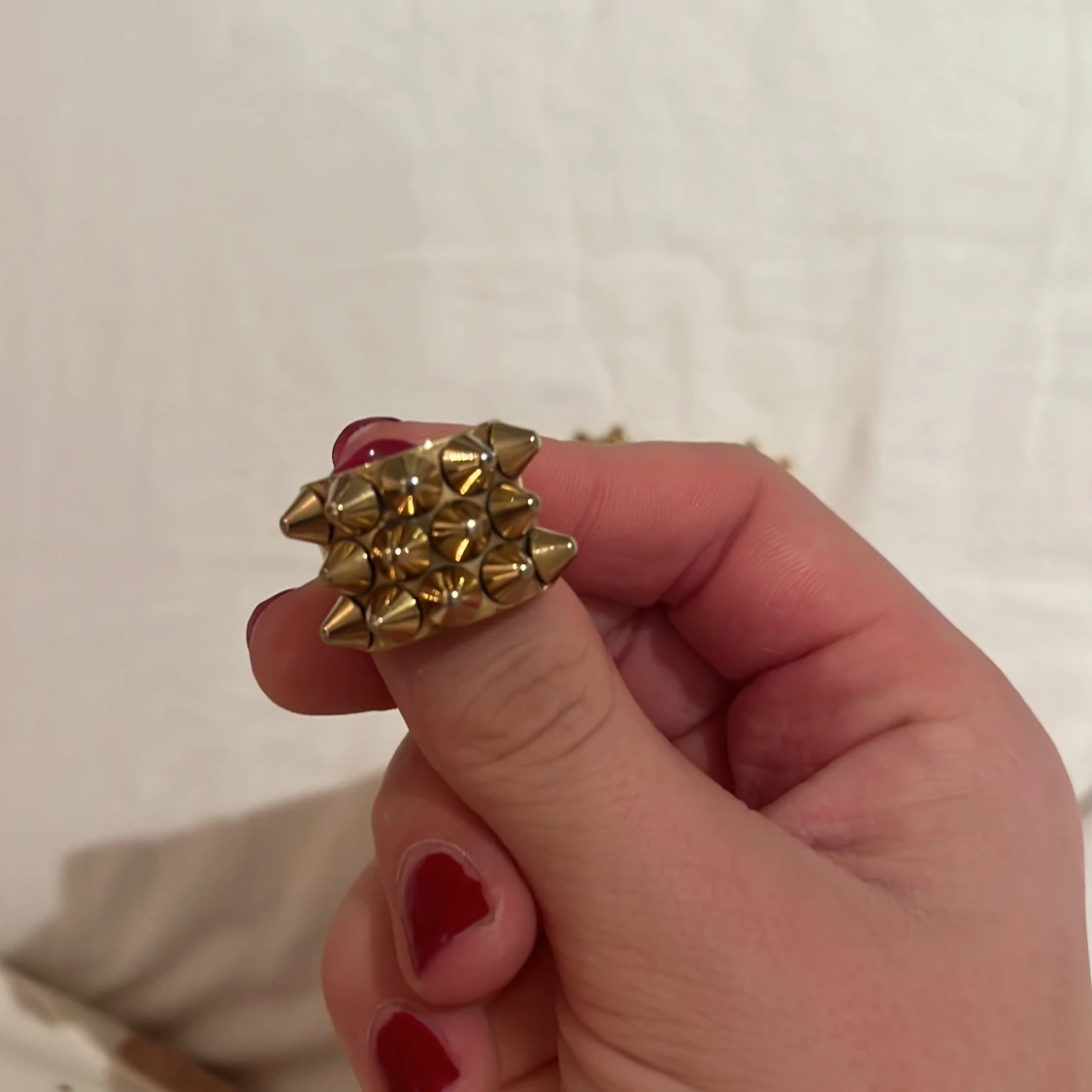 Guldiga örhängen och ring med nitar - 93