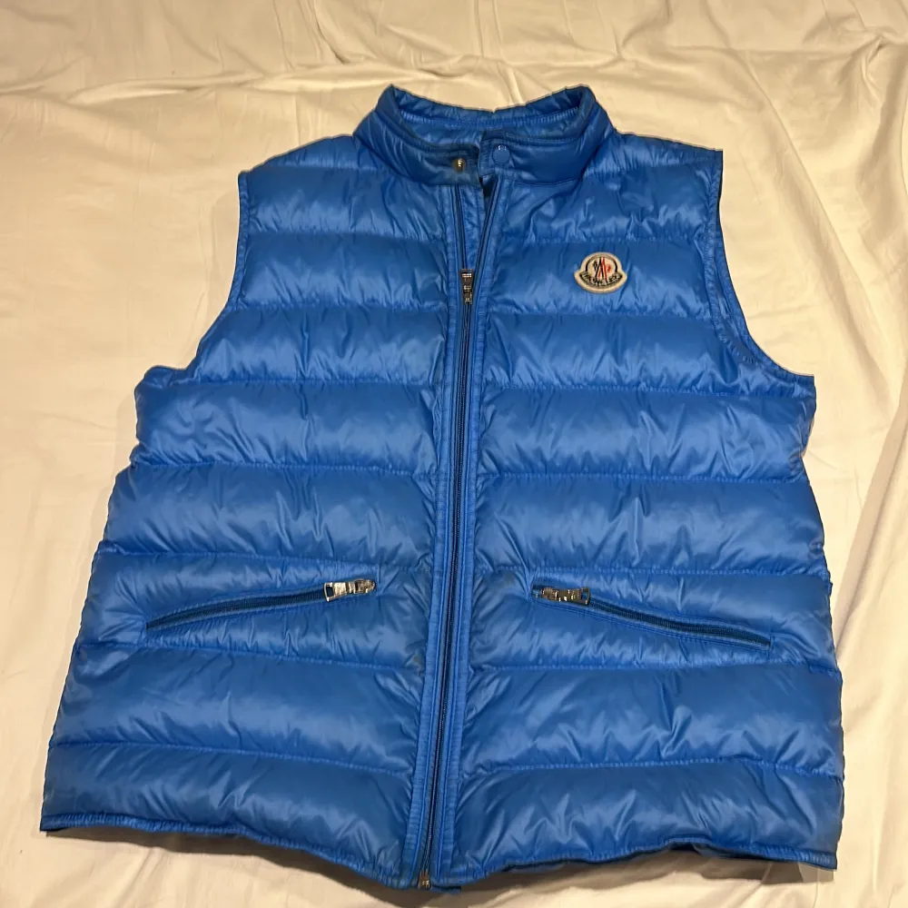 Ljusblå Moncler väst, inköpt för mindre än ett år sedan, sparsamt använd och super skick. Nypris 4000kr. Jackor.