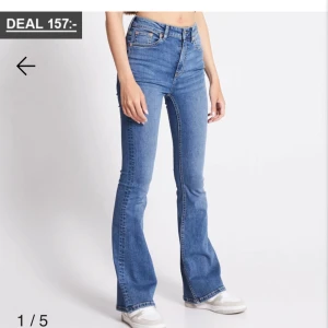 Blå bootcut jeans - Säljer ett par snygga blå bootcut jeans i mycket bra skick. De är högmidjade och har en klassisk femficksdesign med dragkedja och knapp. Perfekta för både vardag och fest! Passar bra med sneakers eller klackar för en stilren look.