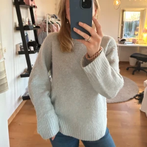 Ljusgrå stickad tröja från Maje - Säljer en supermysig ljusblå stickad tröja från Maje! Väl använd med något utslitna armbågar som ni ser på sista bilden men varm och gosig. (Lite mer ljusblå nyans i verkligeheten)🩵. Storlek 2 men den har blivit feltvättad så passar för mig som är 160 cm och vanligtvis har xs eller s