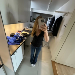 Jeans - Säljer mina jeans från lager då jag råkade köpa 2 alldrig använda orginalpris 400 säljer för 185 och de är uppsprättade längst ner så de blir nån cm längre de är i storlek s