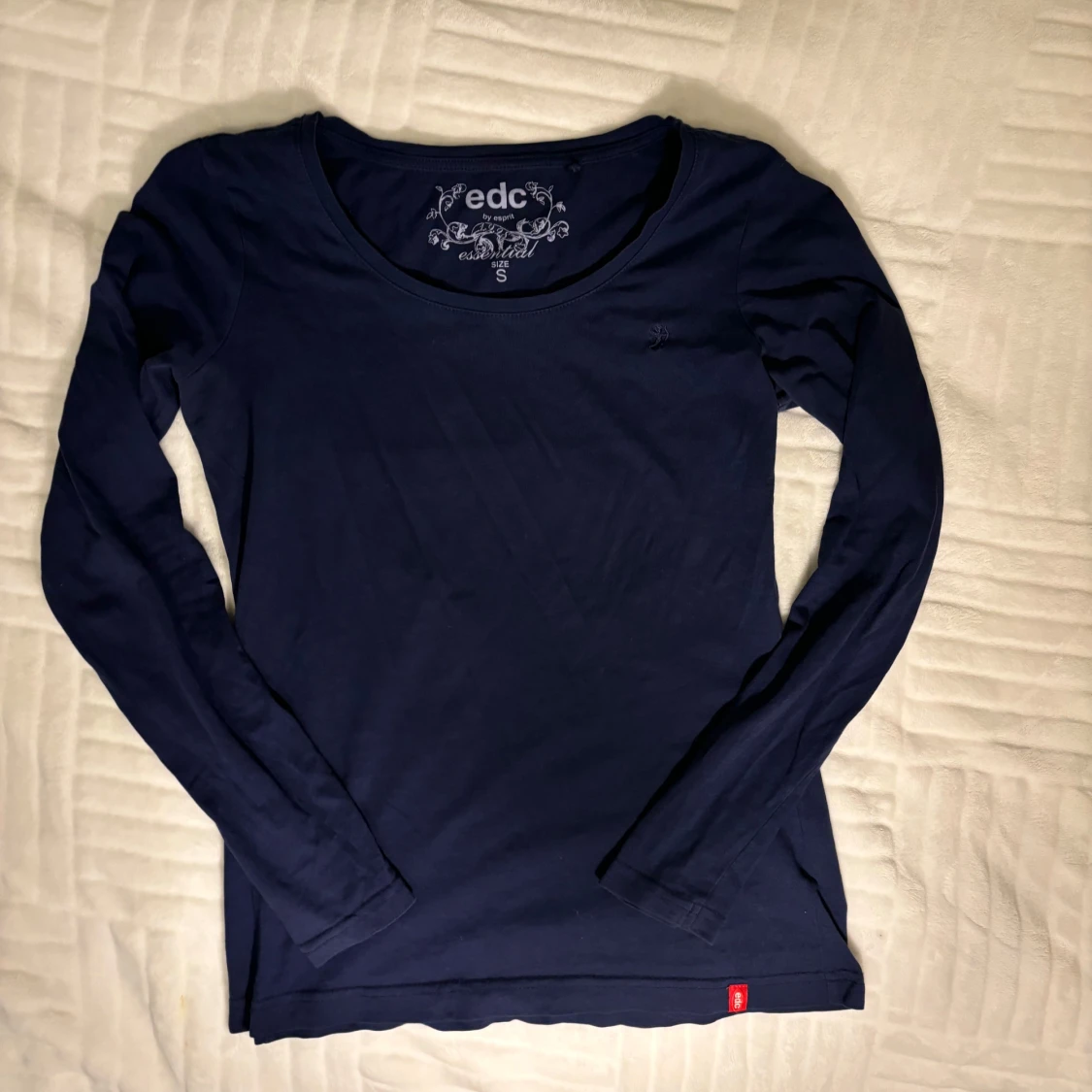 Mörkblå långärmad topp från EDC - 90