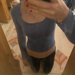 Ljusblå långärmad topp - Säljer en snygg blå långärmad topp i tight passform. Perfekt för både vardag och fest. Toppen är i mycket bra skick och har en enkel men stilren design. Säljer då den är en aning för liten för mig så den har tyvärr aldrig kommit till användning! Pris går att diskutera!