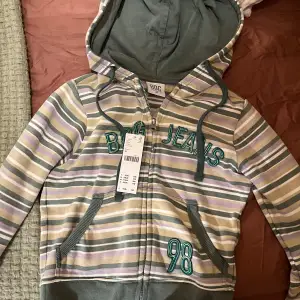 Jättesöt hoodie från Urban outfitters i storlek xs. Aldrig använd med prislapp kvar. Nypris 600