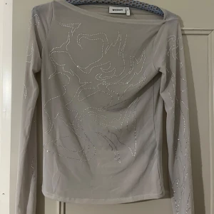 Weekday topp  - Helt oanvänd tröja från weekday, perfekt till fest 🥰