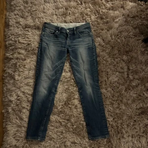 Blå lågmidjade levis jeans  - Säljer dessa lågmidjade Levi's jeans i modellen Demi Curve, då dom är för stora för mig 💗