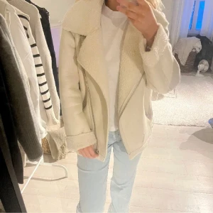 Beige jacka med teddyfoder - Säljer vidare min Teddy jacka från zara i fejk skinn pgr att den inte har kommit till användning😊